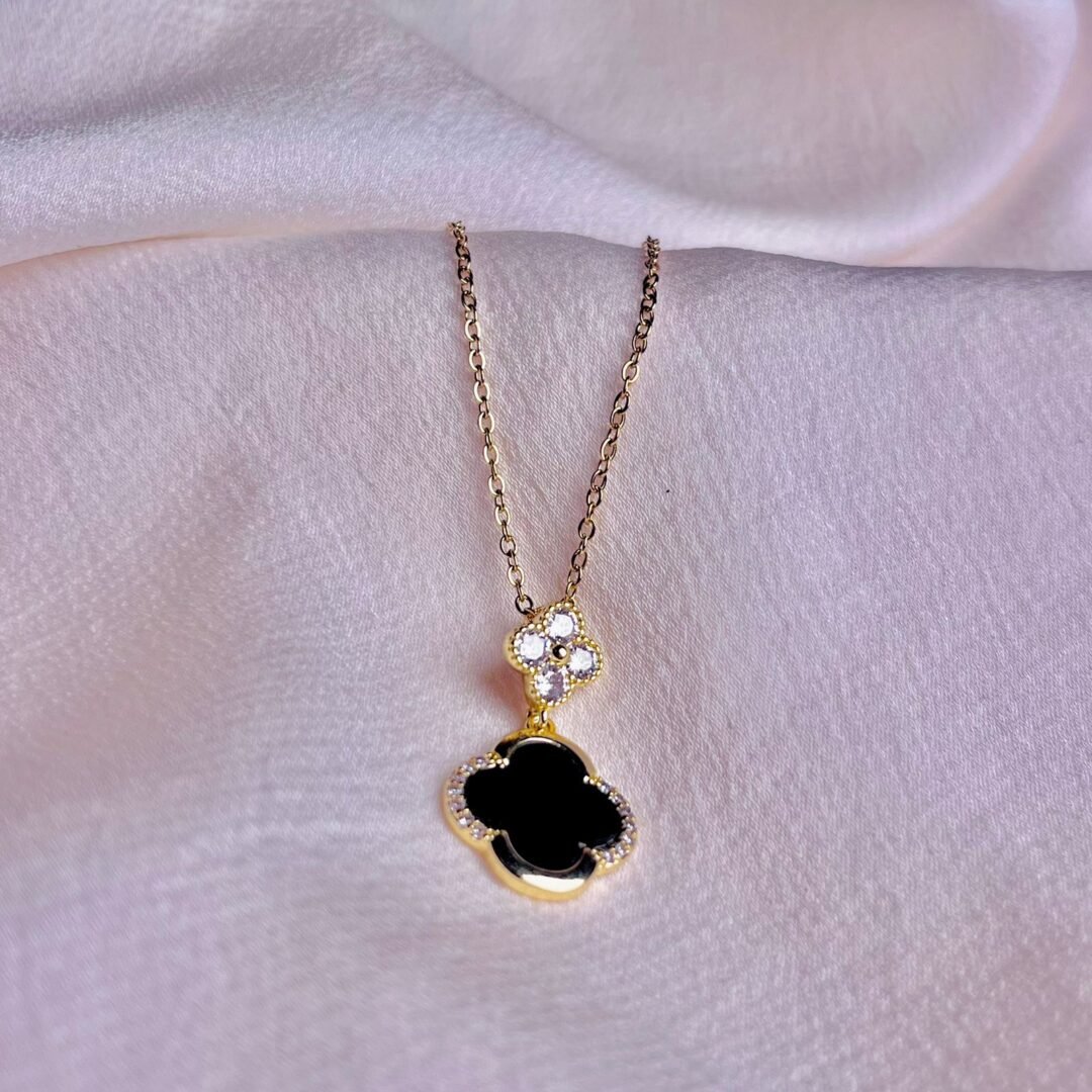 Collar dorado con trébol