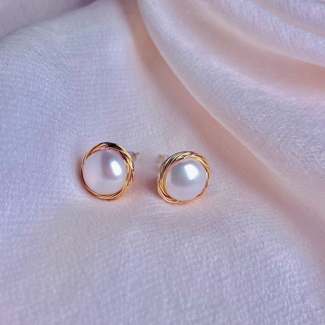 Aretes de perlas con toques dorados